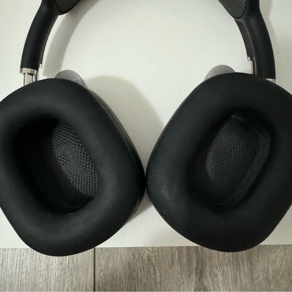 SOLD Airpods Max Space Gray with Box - Picture 4 of 9